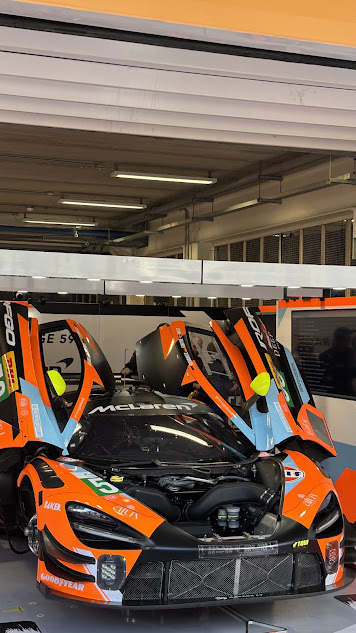 Carro da McLaren no box