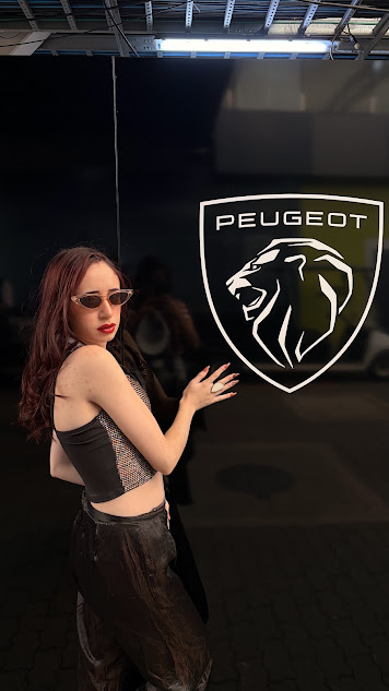 Izabela Dias no espaço da Peugeot
